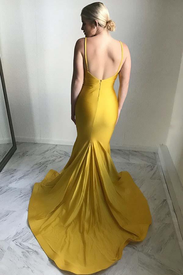 Vestido de fiesta amarillo de satén fruncido con cola larga y tirantes finos de sirena